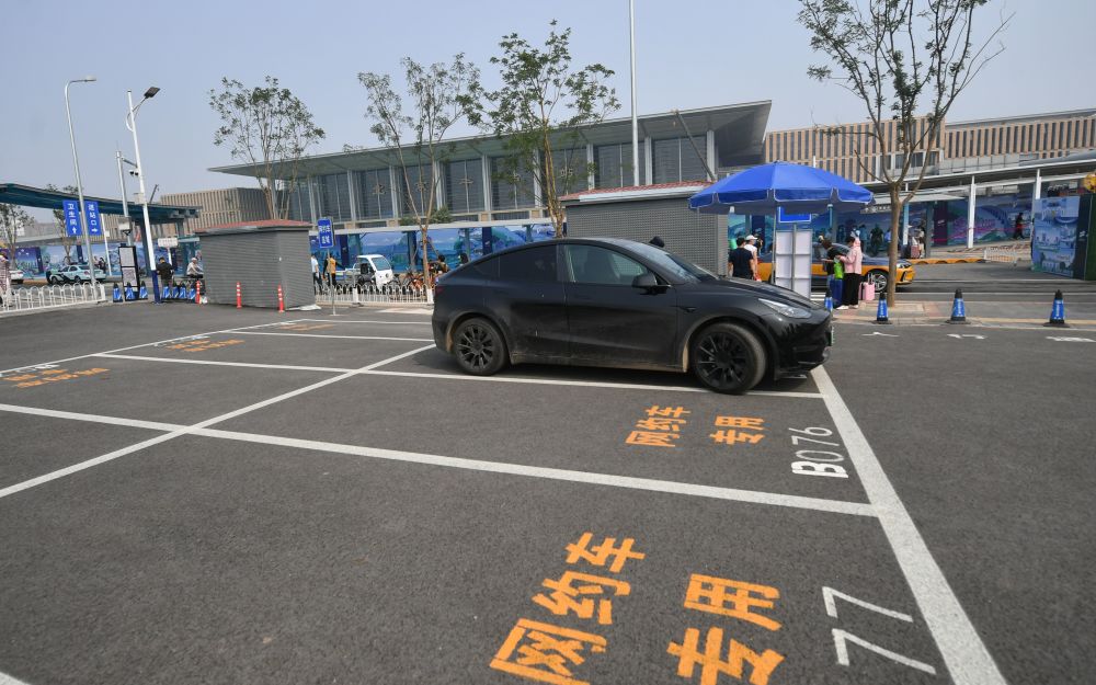 南侧地面p2停车场内设网约车专用停车区,可供候客网约车临时停车使用