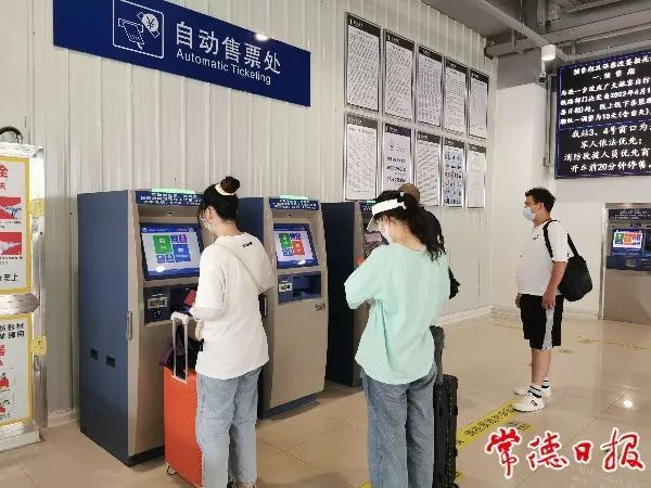 旅客在自动售票机前排队取票扫码进站此次调图后,常德火车站终到或