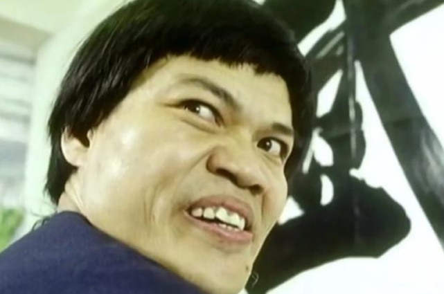 八两金戴5件金饰太豪气,被称香港最丑男星,儿子比苗侨伟儿子帅