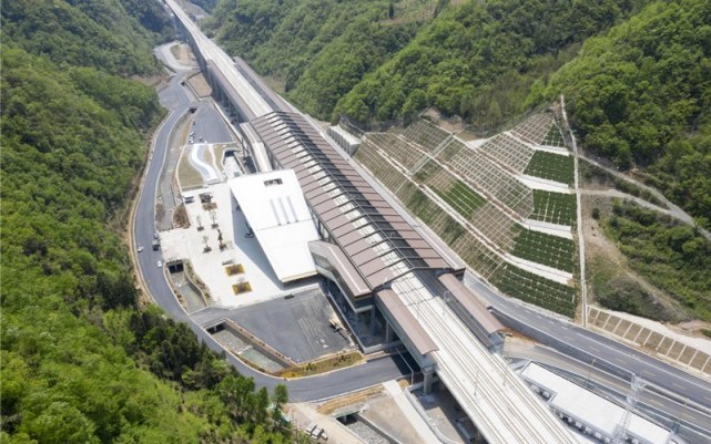 开上华中屋脊的高铁 为神农架高水平保护高质量发展提供加速度