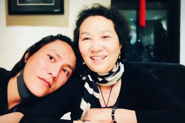 陈坤儿子庆祝父亲节!生母疑云再次被扒,一张照片暴露了真实状态