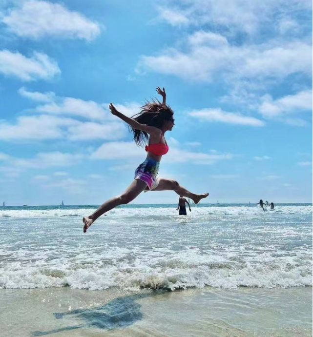 第一美女克拉拉晒海边照腾空跳跃表演一字马大秀s型完美身材