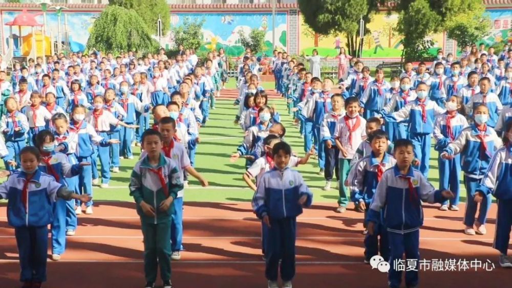 临夏市城郊镇永红小学学生 马玉萍:我们学校建设了足球场,篮球场,教室