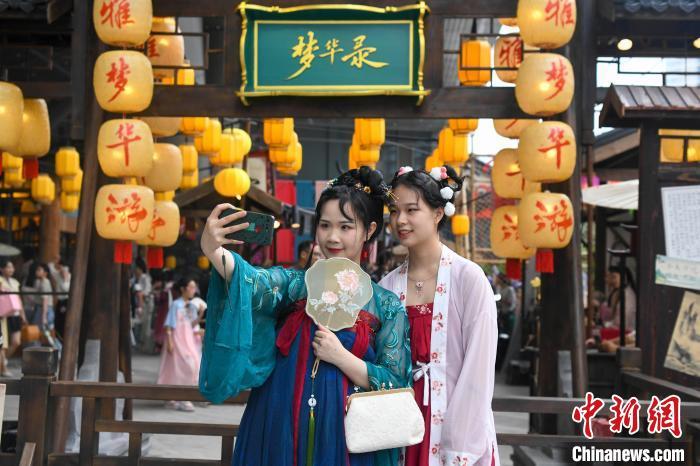 长沙市民着古装穿越梦华录古风集市