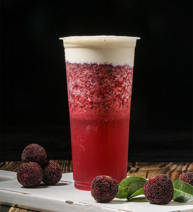 迪拜一颗杨梅60块干了这杯炫富杨梅奶茶