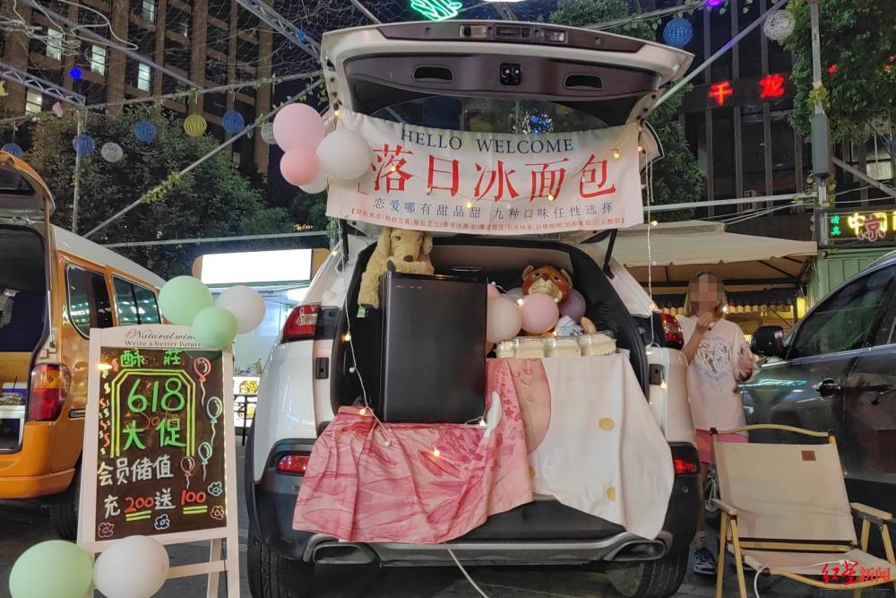 后备箱摆摊调查有人开跑车卖布偶赚零花钱有人开五菱卖咖啡追寻自由