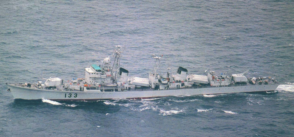 巨人当前迎头上,老重庆号驱逐舰,人民海军最光荣的051型驱逐舰_腾讯