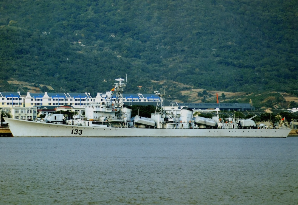 巨人当前迎头上,老重庆号驱逐舰,人民海军最光荣的051型驱逐舰_腾讯