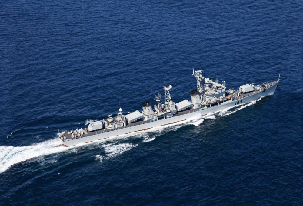 巨人当前迎头上,老重庆号驱逐舰,人民海军最光荣的051型驱逐舰_腾讯