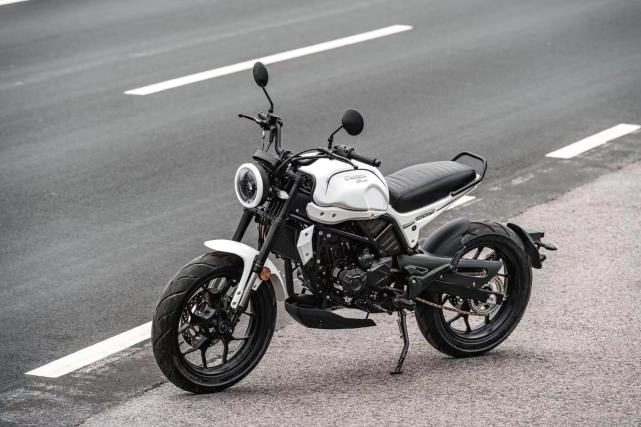 适合新手入门双版本复古街车慢由150水冷电喷cbs9980元起