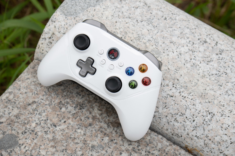 外设加持玩转游戏北通游戏手柄2pro