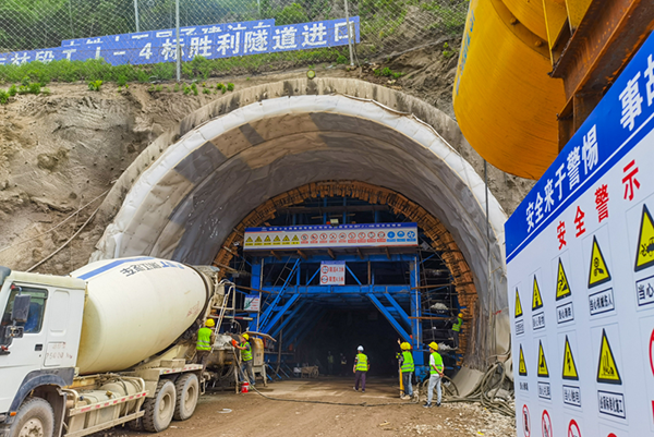 此次勝利隧道首板二襯的成功澆築完成,為該項目隧道工程的全面開挖