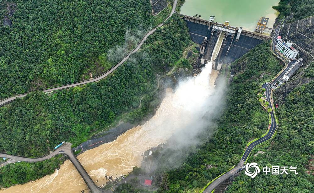 福建永定棉花滩水库超警戒水位 航拍视角看开闸泄洪瞬间_腾讯新闻