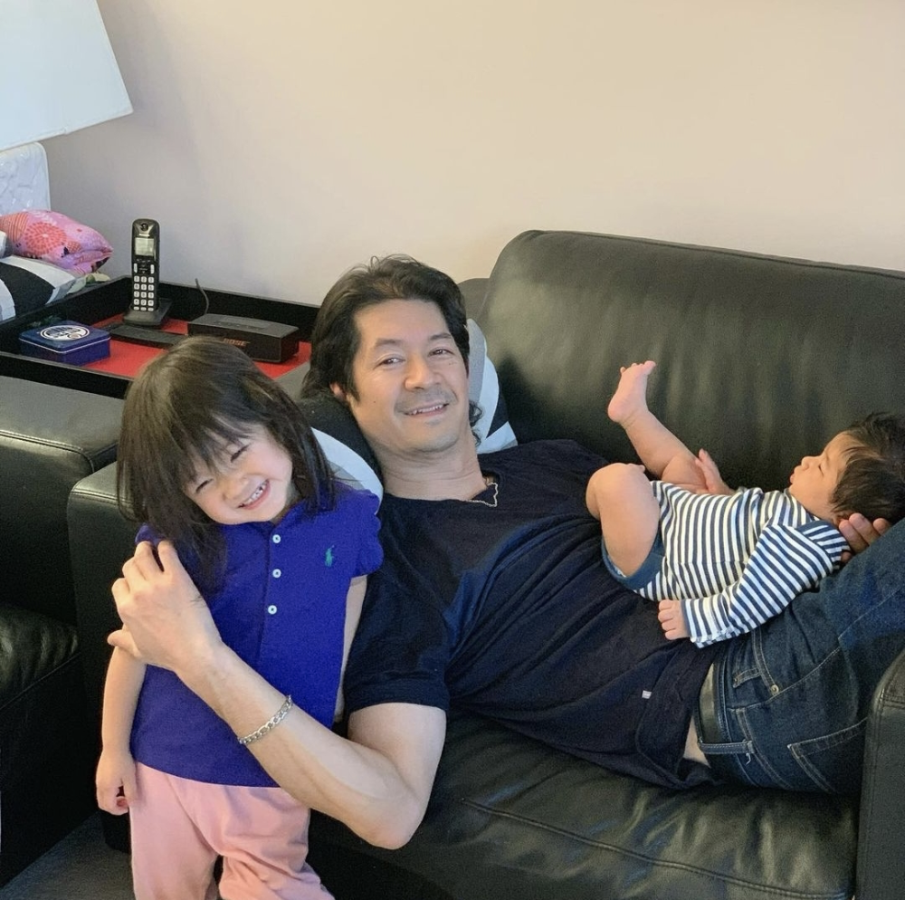 钟嘉欣为年长13岁的老公庆祝父亲节晒儿女和爸爸共处画面好暖心