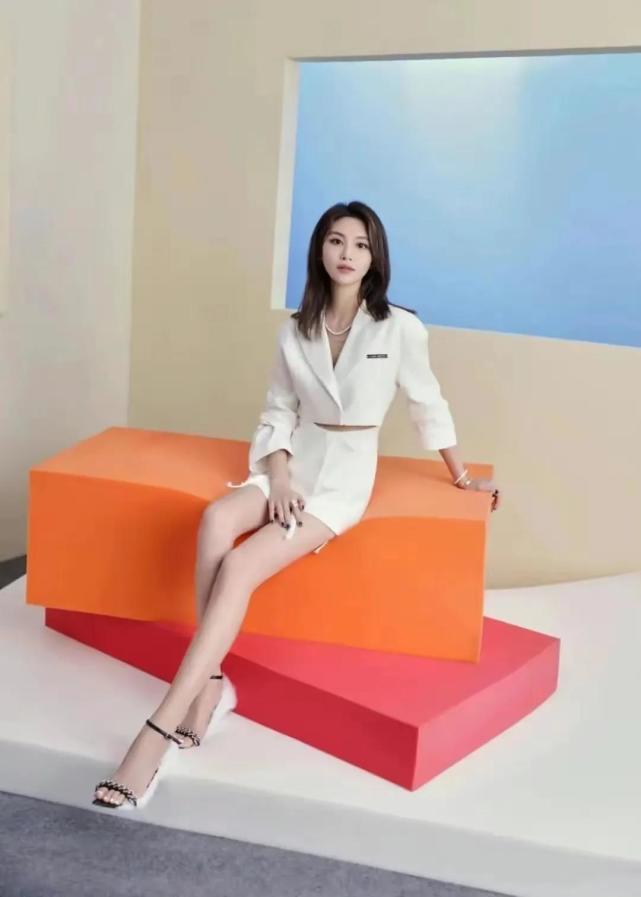 没想到老艺人凌峰的女儿王嘉宁这么好看是地道的青岛小嫚儿