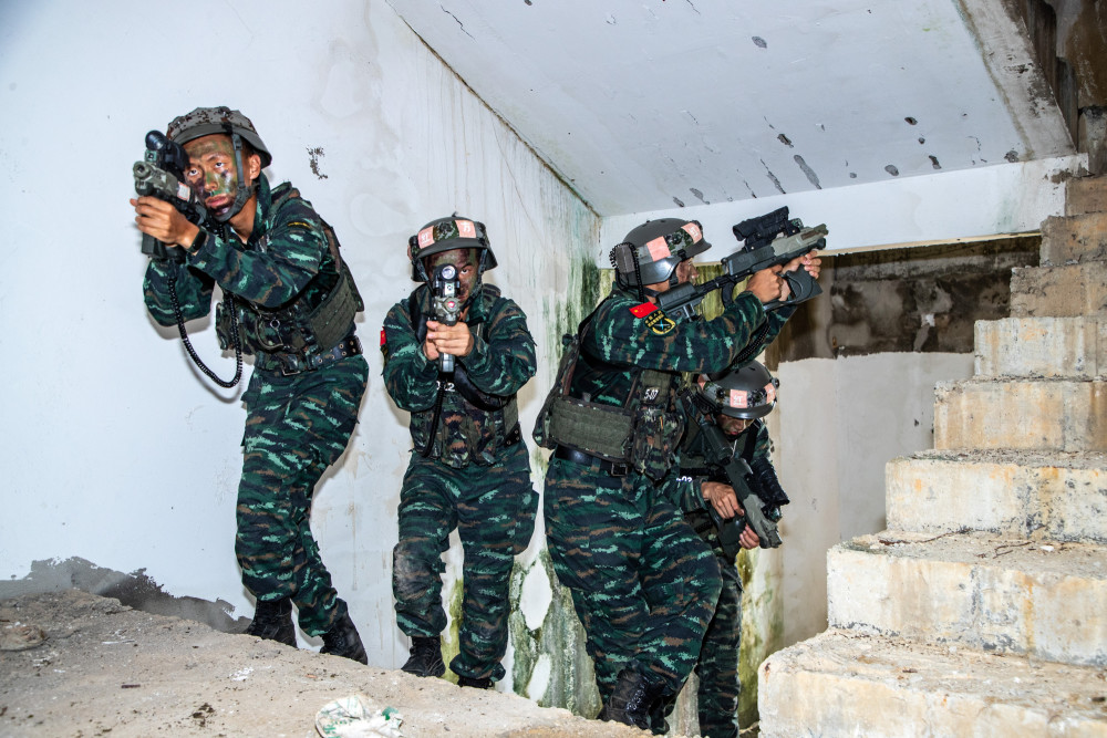 武警广西总队崇左支队开展反劫持演练