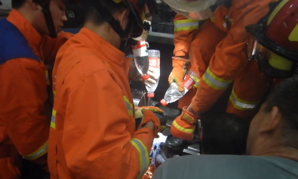 胆小慎入!温州某车间发生事故,工人脸颊被击穿_腾讯新闻