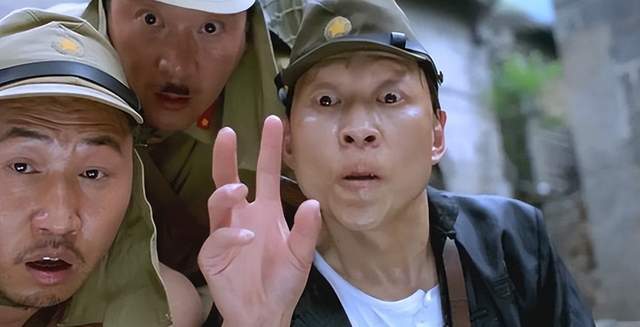 随着《举起手来》的热映,30岁才入行的李明以极具特色的口吃翻译官