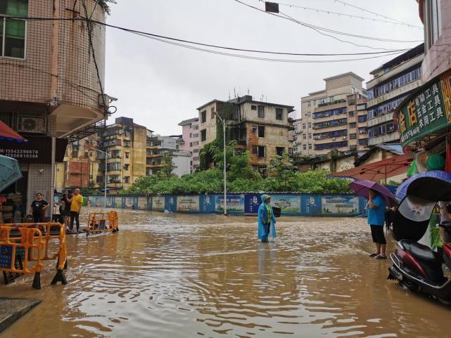 暴雨来袭,韶关乐昌市区多处路段发生内涝_腾讯新闻