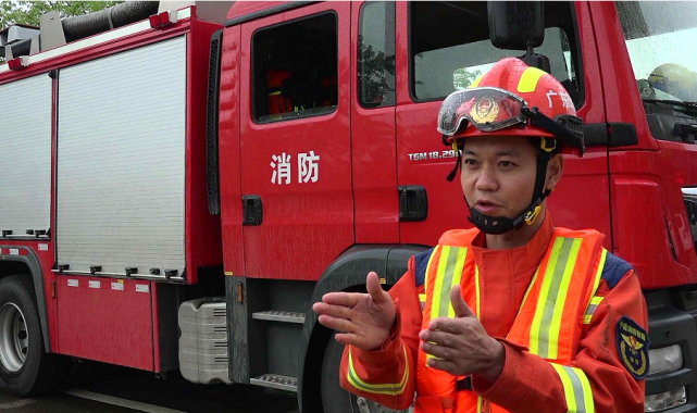 当时驾车的韶关市浈江区莲塘路消防救援站驾驶员林燕生表现得很是"