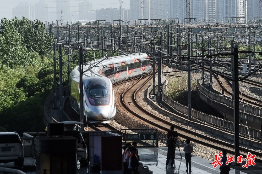 車內上網看視頻不卡頓!京廣高鐵智能動車組來了_騰訊新聞