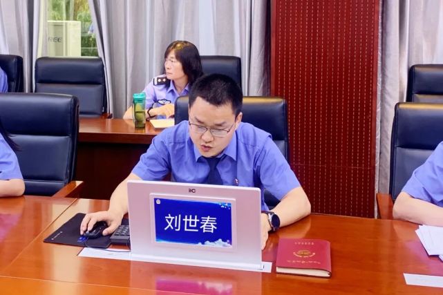 留坝县人民检察院副检察长杨本荣和第一检察部干警刘世春参加培训
