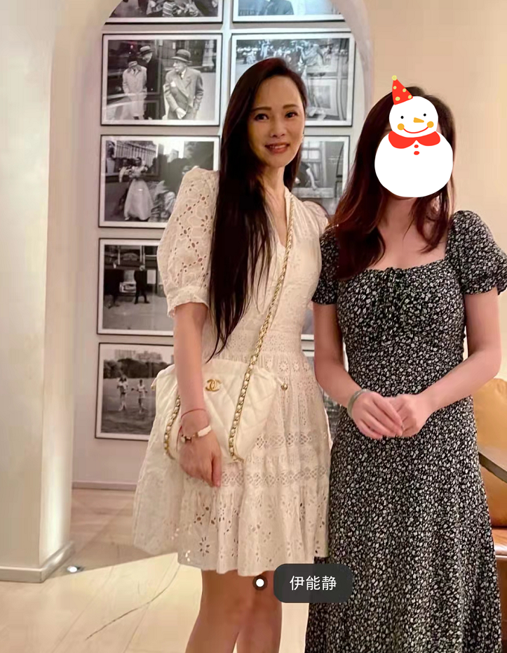 54岁伊能静与网友合影真人被赞又瘦又美比照片更有气质