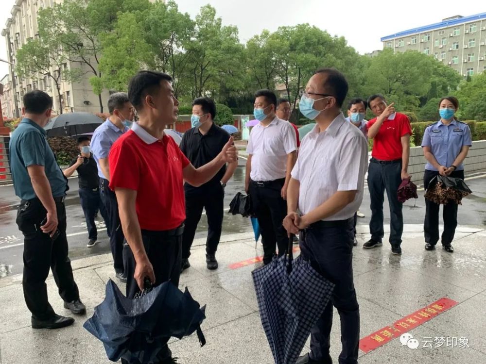 胡海波,吴险峰一行先后来到黄香高中,威尔顿大酒店和云梦一中,实地