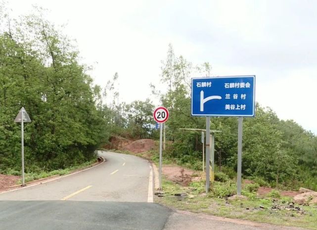 从泥泞山路走向高速"致富路"