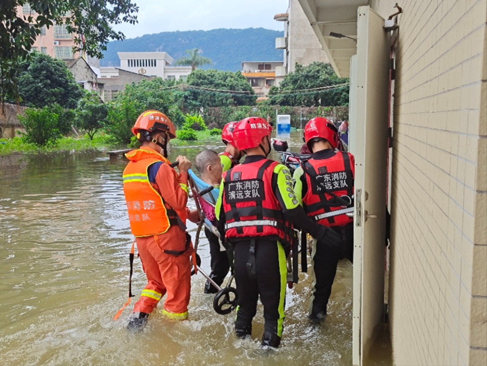 英德英紅鎮全員汛速下沉白黑風裡雨裡我們保護你