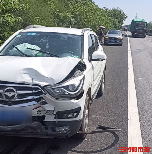 越野車夾縫超車引發連環事故,四車受損所幸無人受傷