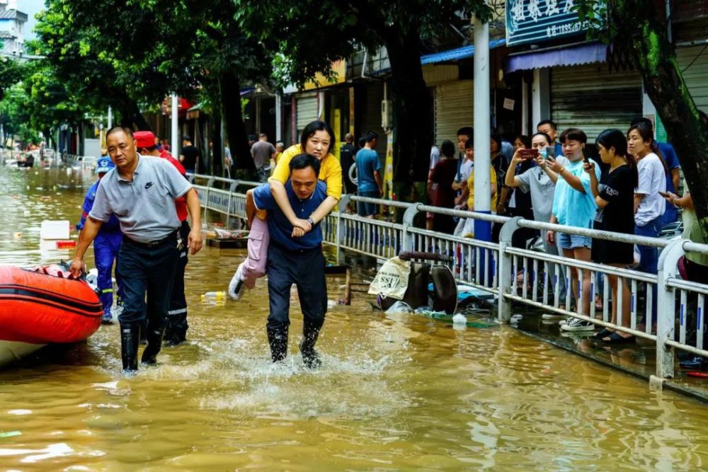 暴雨袭击建瓯他们闻汛而动全力守护