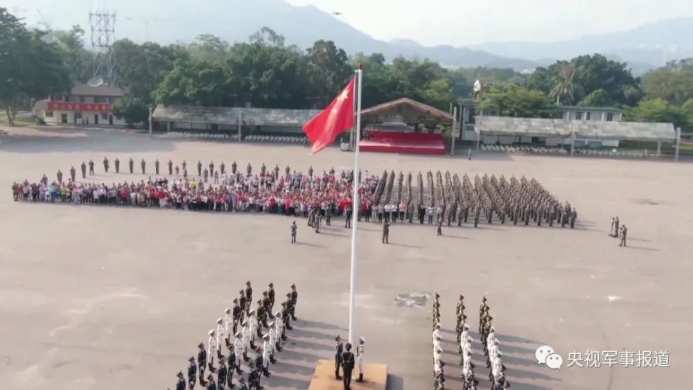 驻港部队“00”后女兵成狙击枪王，年轻的女兵们好样的！