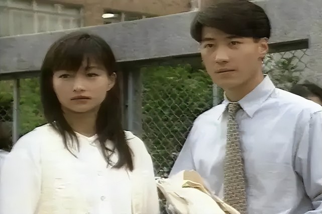 但在参演电影《顾城别恋》后,她由于入戏太深而患上抑郁症,不得不暂别