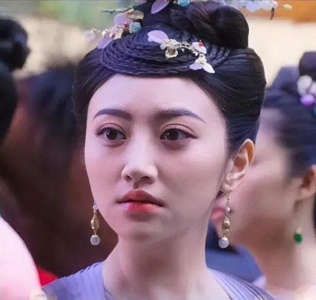 而与孙俪一样,女星景甜也有很明显的眼睛外凸现象,不过,区别孙俪的是