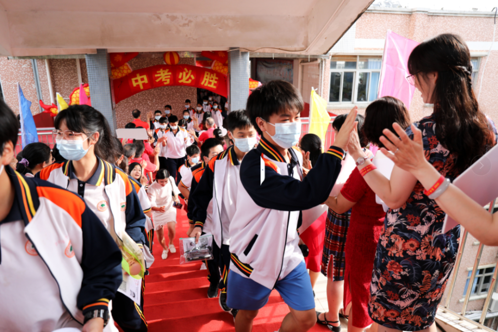 荔城三中初三教师易红香"希望通过与考生击掌,拥抱,给他们信心和力量