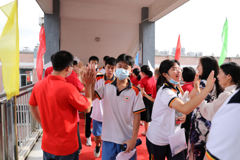 荔城三中初三教师易红香"希望通过与考生击掌,拥抱,给他们信心和力量