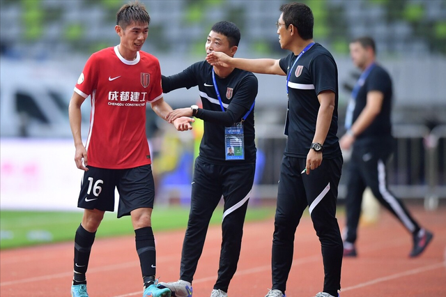 下半场,梅州客家做出调整,崔巍,尹鸿博相继换下了史亮,李帅,而成都