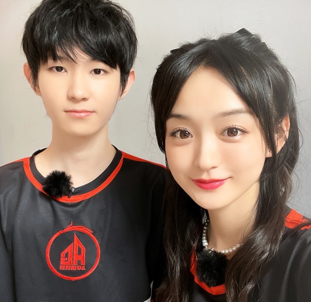 ag超玩会双喜临门,三连胜剑指s组之后,六哥也要回归了