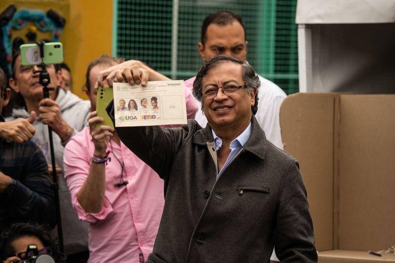 哥伦比亚选出首位左翼总统，拉美“左翼兄弟会”发来贺电