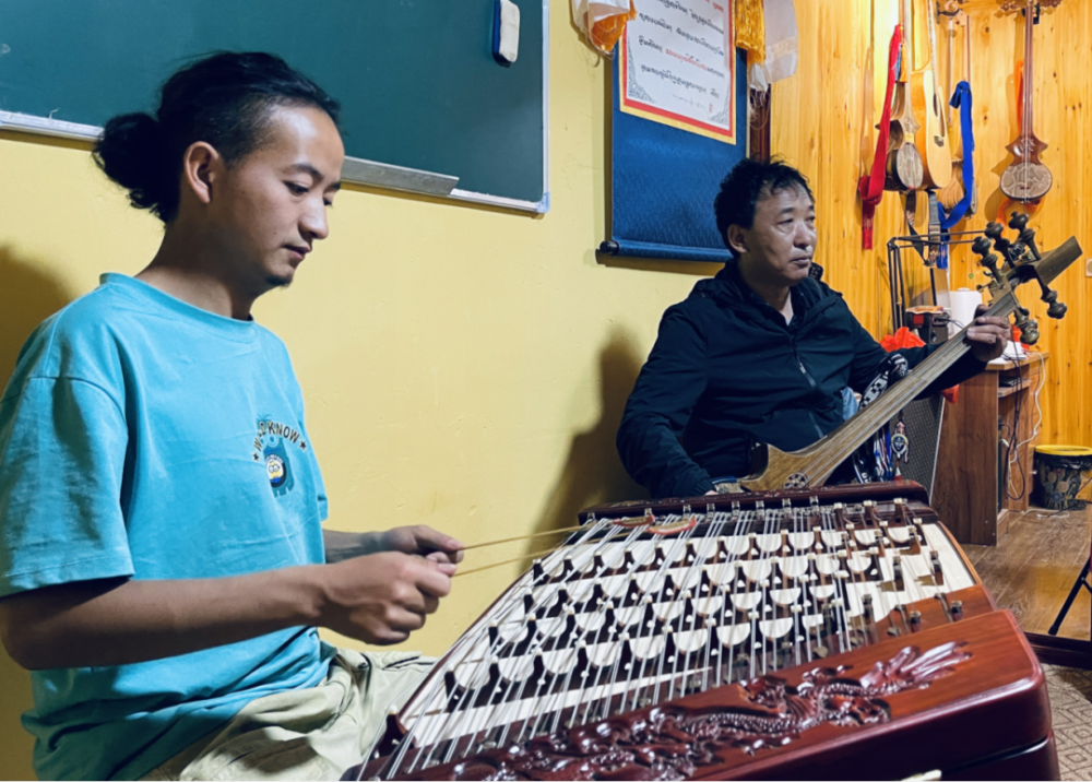 快来认识一下这位弹扎木念的逐梦小伙儿