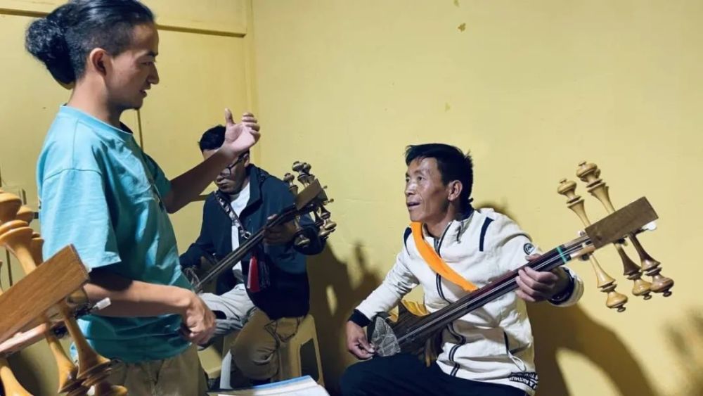 快来认识一下这位弹扎木念的逐梦小伙儿