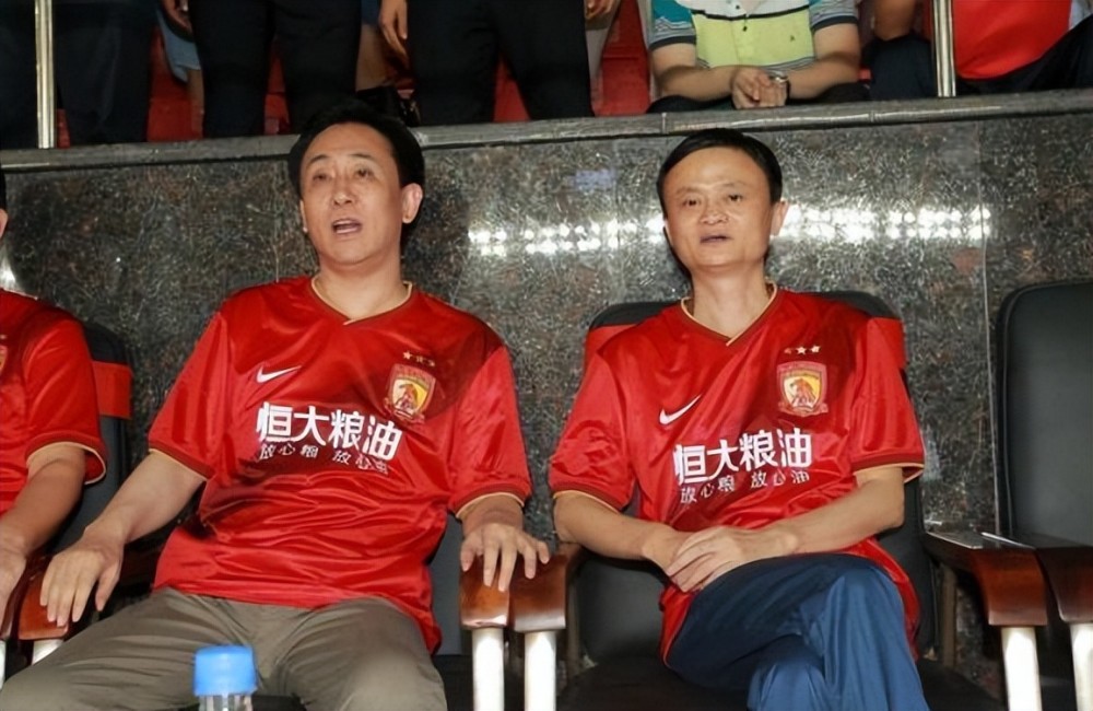不禁让球迷们要问，到底是谁让中国足球沦落到了现在这步田地？