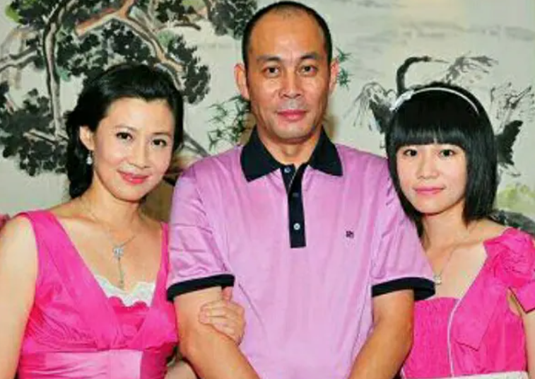 张光北父女拍时尚大片!30岁女儿秀完美身材,高颜值像妈妈陈炜