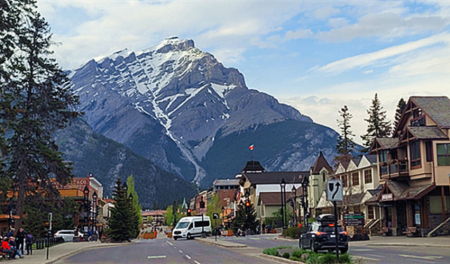 加拿大班芙小镇 自然美景与人文气息于一体_腾讯新闻