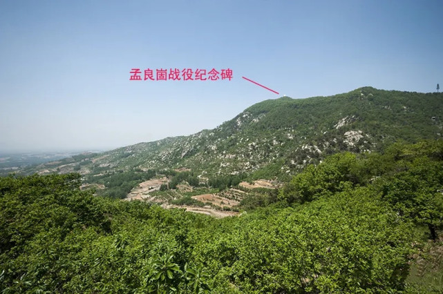 孟良崮山頂上,74師殘兵鋪白布指引空投,卻發現我軍也擺起白布