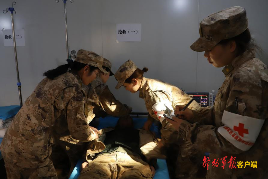 新疆军区总医院组织高原战伤紧急救治演练