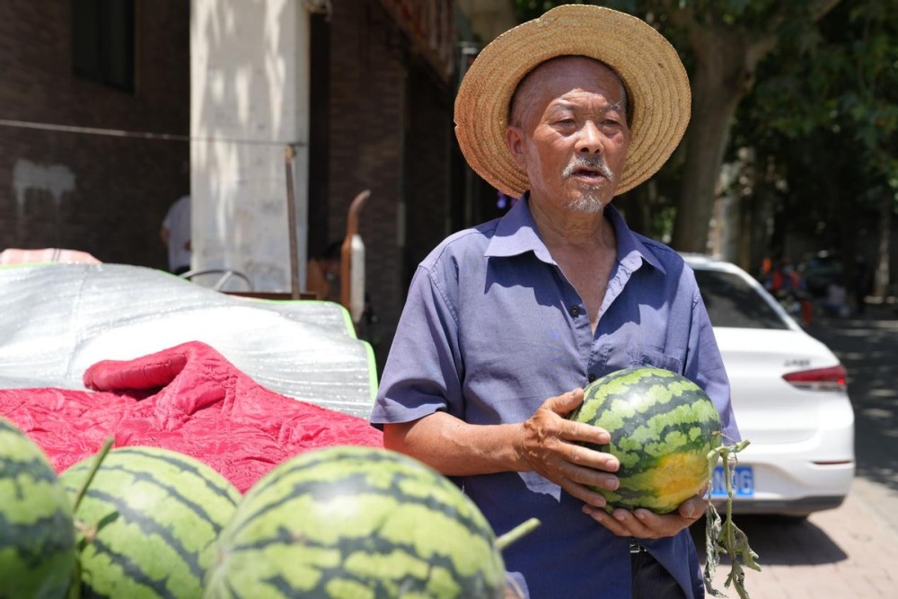 河南2岁女童罹患儿童肿瘤之王7旬爷爷吃睡街头卖西瓜救孙女