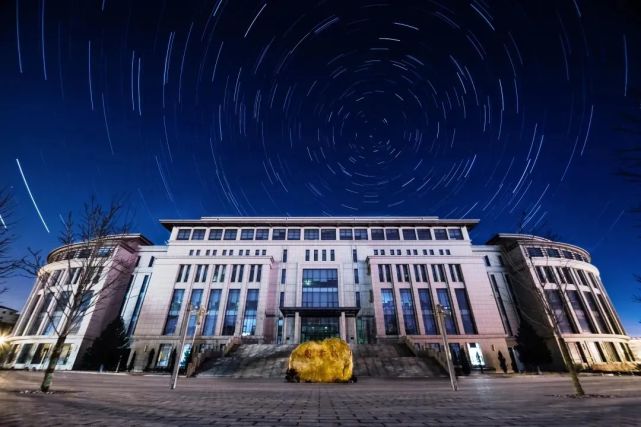 點擊圖片查看哈爾濱工程大學圖書館典藏豐富,面積廣闊佈局精美,設備