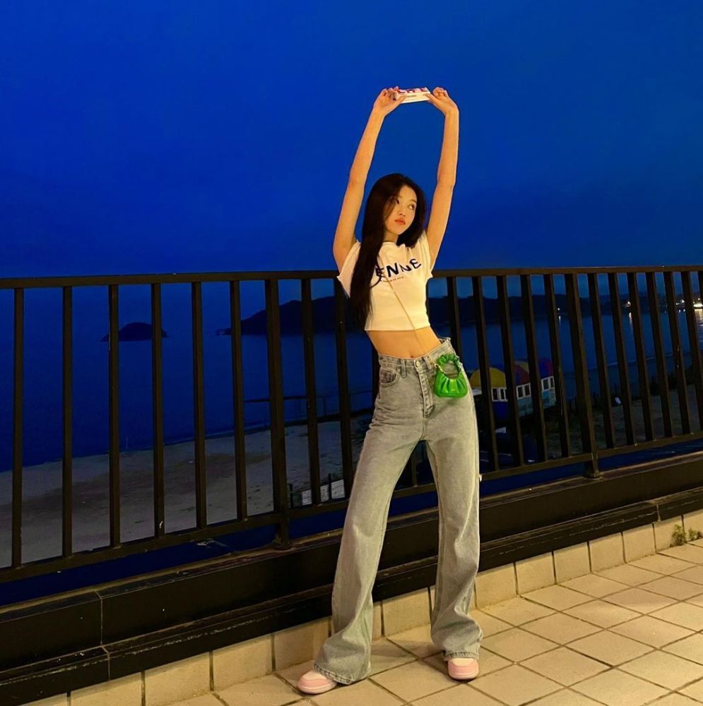 露脐t恤蚂蚁腰27岁韩国女星yooa丰满身材苗条的视觉效果